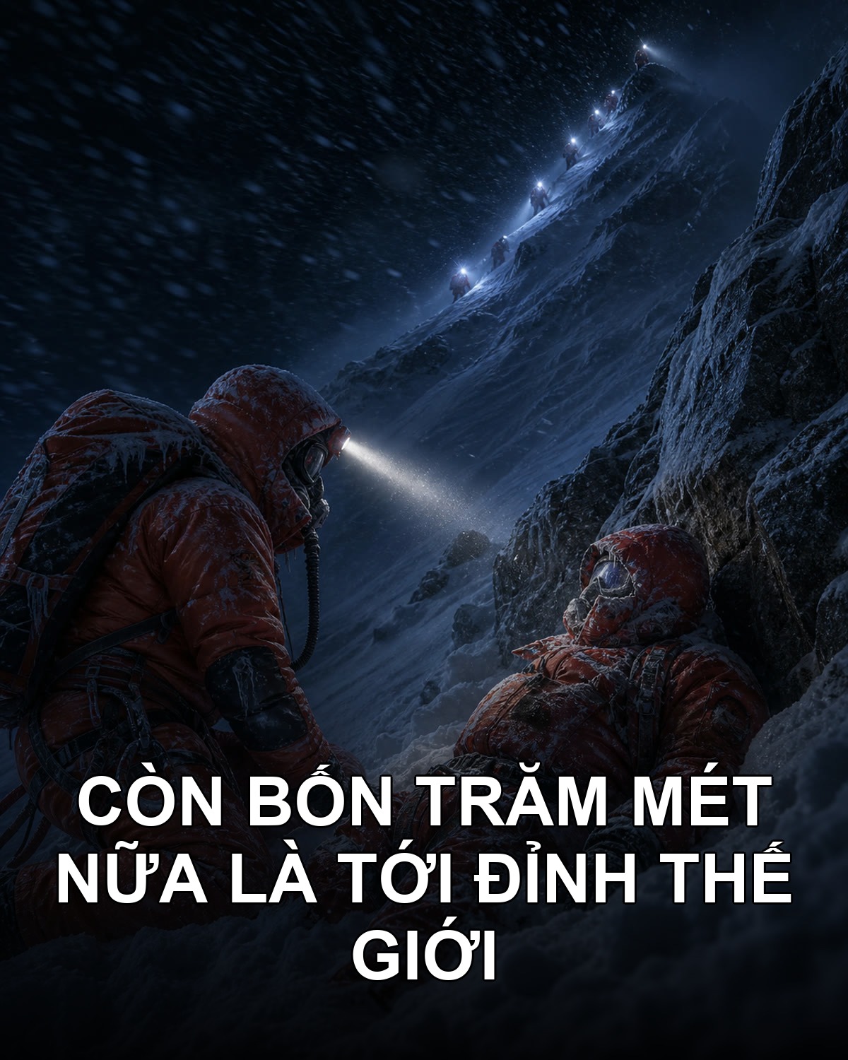 Còn chưa đầy 400 mét nữa là tới đỉnh, anh quay đầu lại