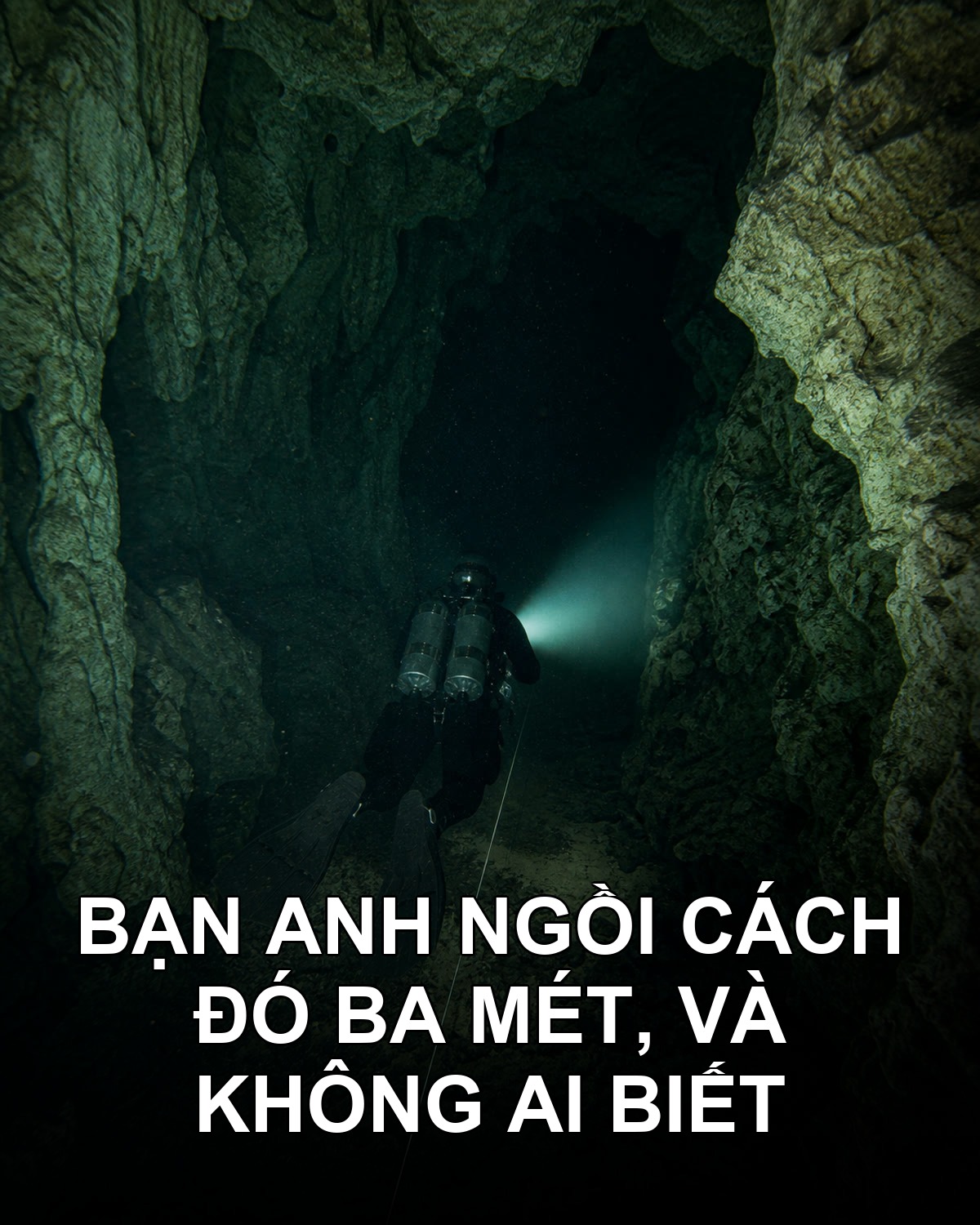 Bốn sinh viên xuống một cái hồ trong hang chỉ sâu ba mét