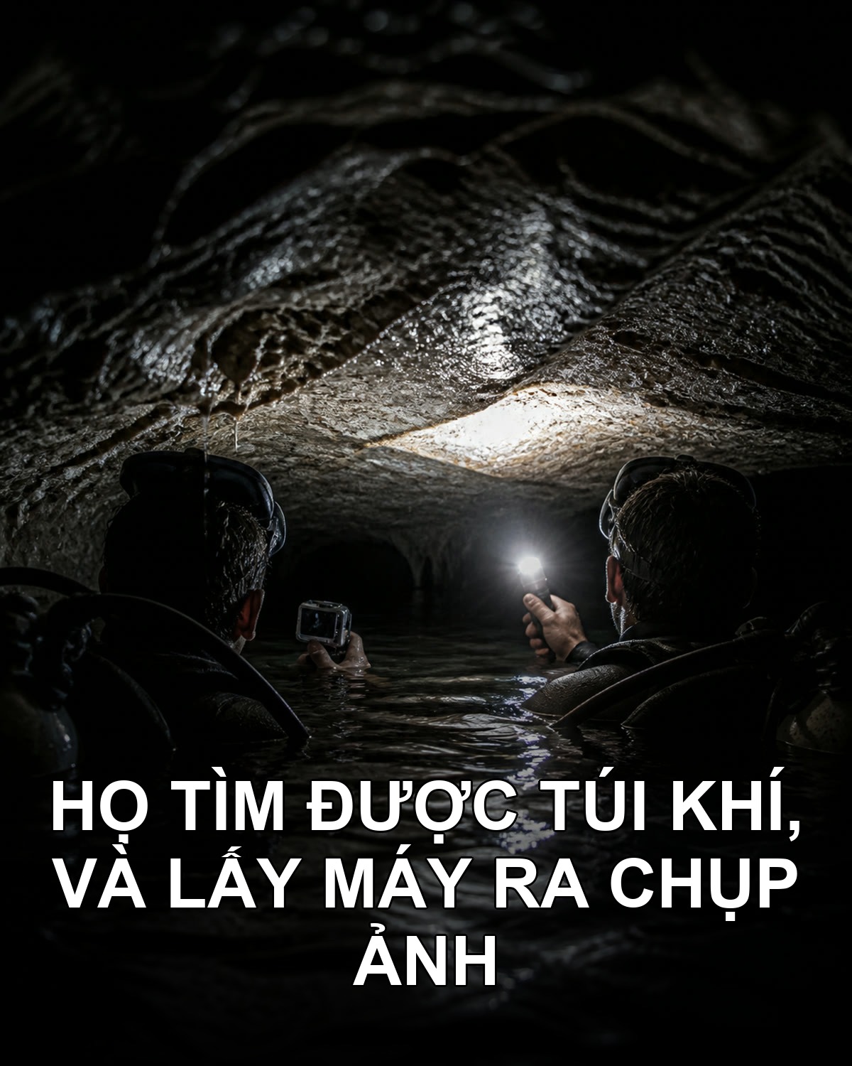 Lạc trong hang ngập, họ tìm được túi khí và chụp ảnh