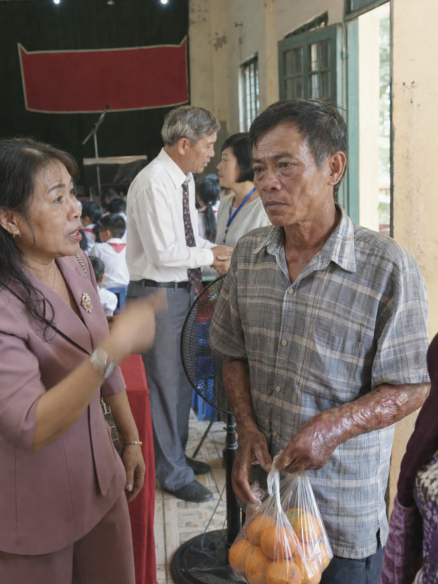 Hôm trường đón bằng chuẩn quốc gia, vợ anh tôi bảo tôi ra cổng trông xe vì đứng trong hội trường người ta lại tưởng thợ