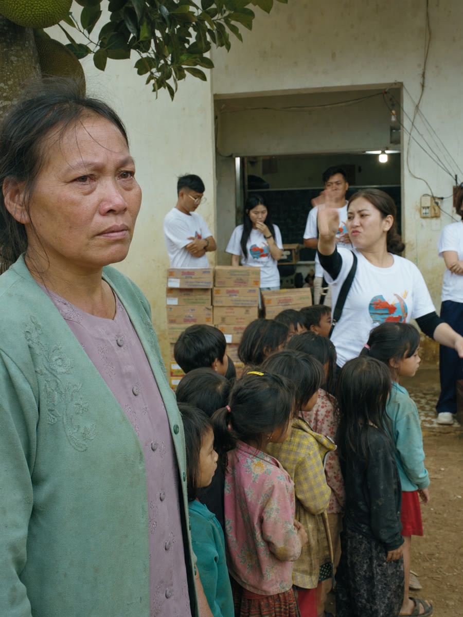 Đoàn từ thiện lên điểm trường bảo tôi bước ra ngoài cho gọn khung ảnh, và tôi bước ra thật, chỉ xin họ đếm lại một lần số suất quà
