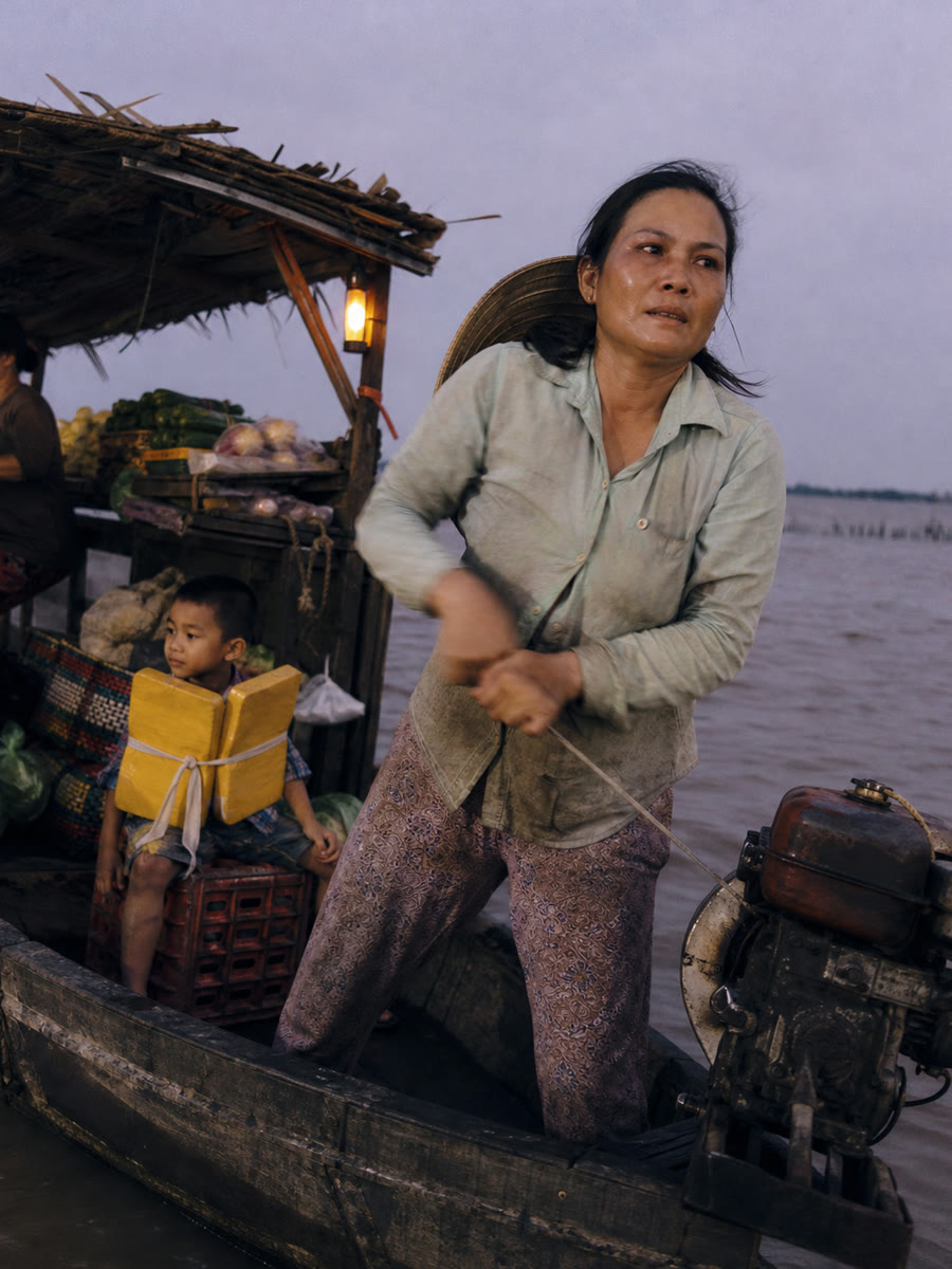 Ghe chết máy giữa sông lúc chạng vạng, người mẹ bán hàng rong còn ba khúc quanh trước khi con nước ròng đẩy hai mẹ con tới hàng đáy