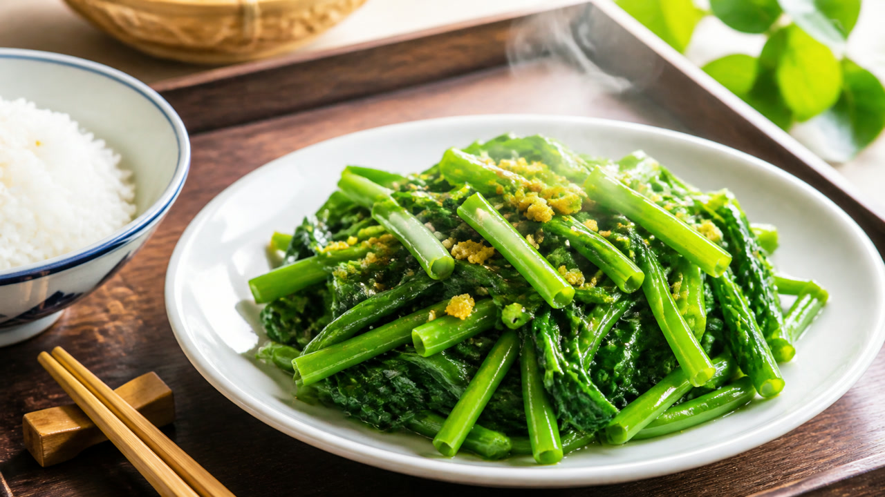 Đĩa rau muống xào tỏi xanh mướt còn bóng dầu, tỏi vàng rắc trên mặt. Ảnh minh hoạ do AI tạo.