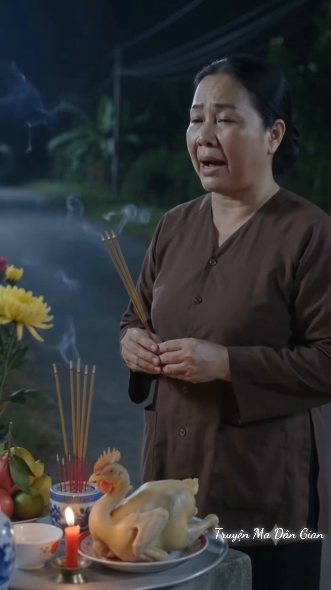 Cảnh khấn bên mâm cúng ngoài đường trong một clip truyện ma rằm tháng 7. Ảnh chụp màn hình clip của @nguyn.al04.
