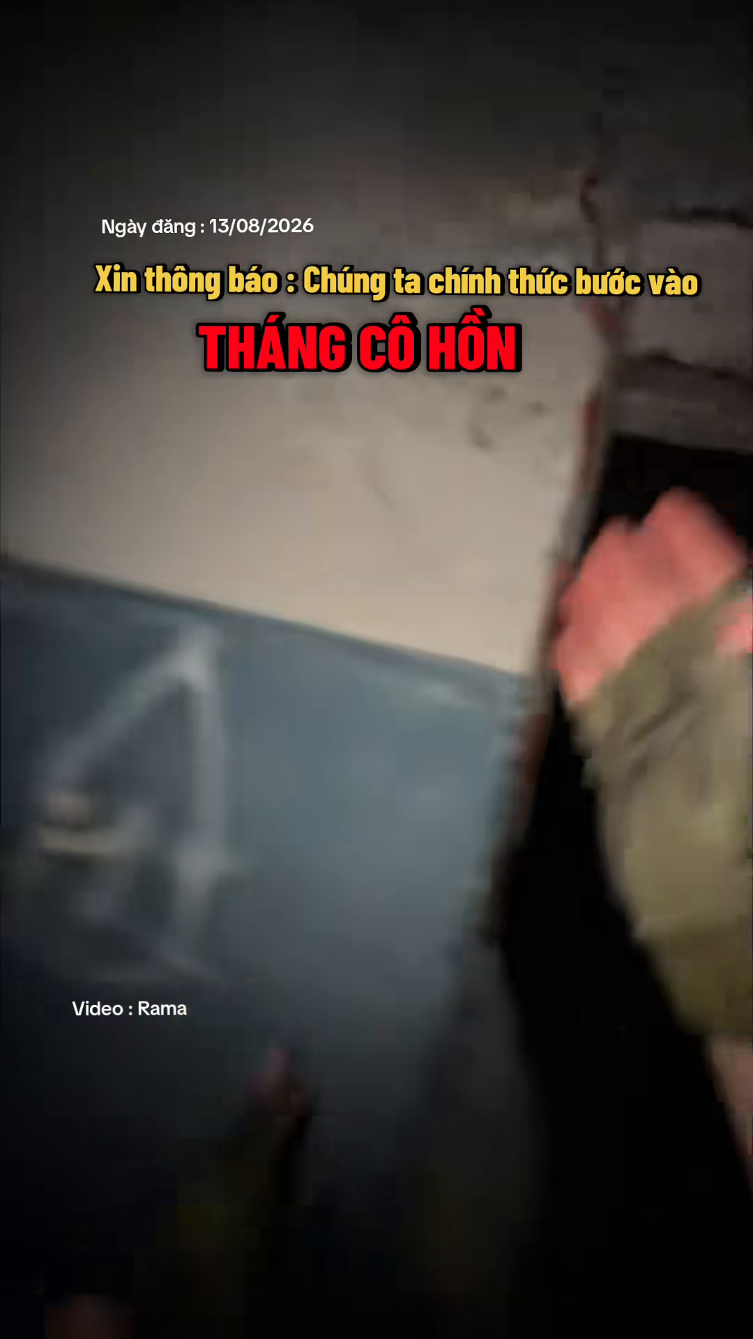 Dòng chữ mở màn tháng 7 âm lịch trên nền khu nhà bỏ hoang. Ảnh chụp màn hình clip của @mvp.lin.qun5.