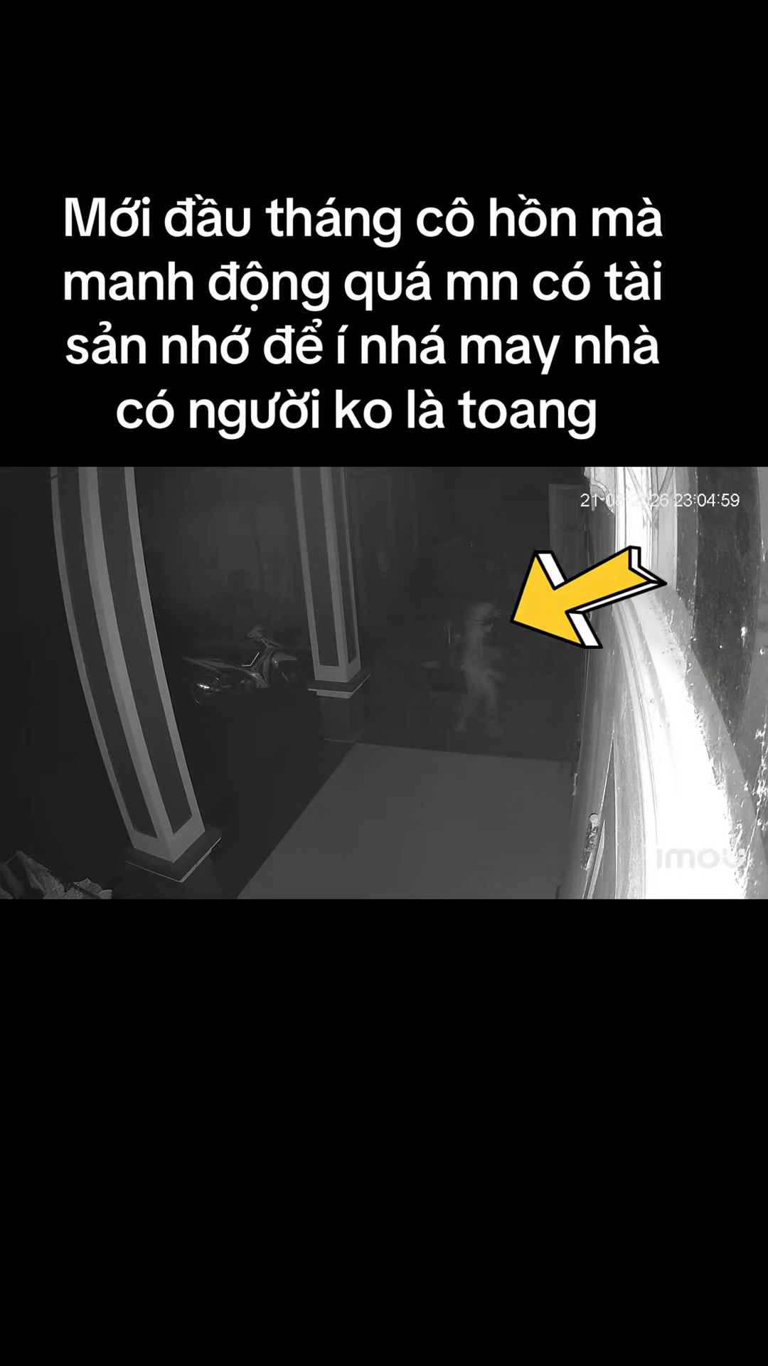Trích xuất camera an ninh rạng sáng, mũi tên chỉ bóng người trước hiên. Ảnh chụp màn hình clip của @sangtinhh08.
